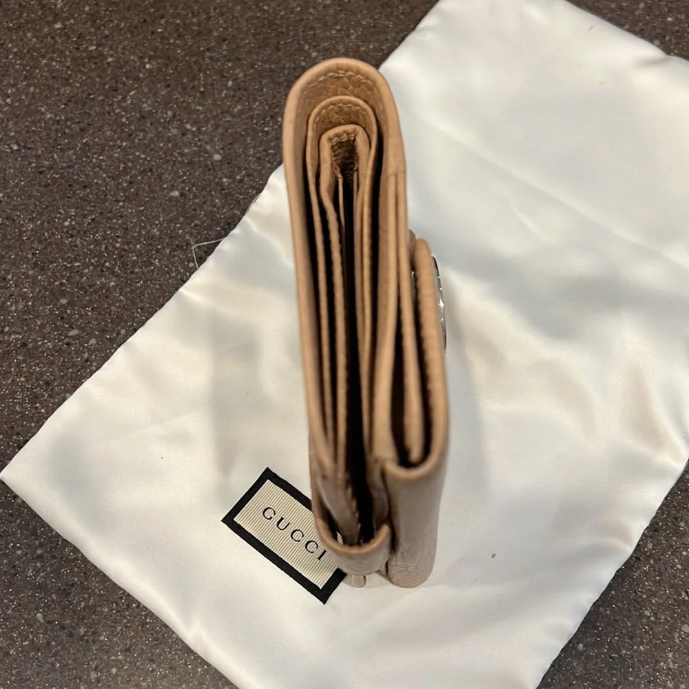 Gucci Compact Beige Leather Wallet with Gold Logo - Picture 7 of 9